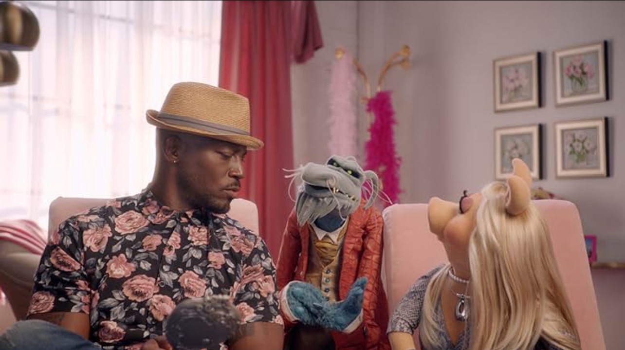 Taye Diggs; Muppets Now; puppets; Lifestyle; Miss Piggy